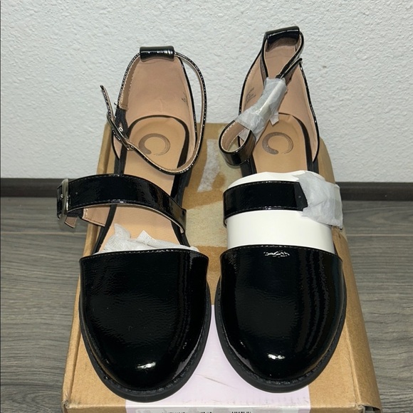 Journee Constance Flat - Picture 2 of 7